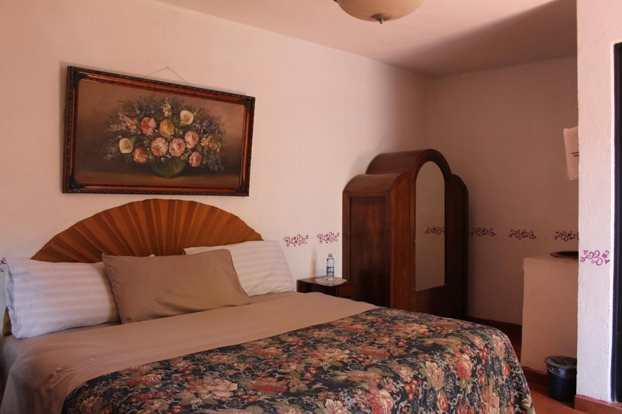 Hotel Posada Chamacuero Comonfort ภายนอก รูปภาพ