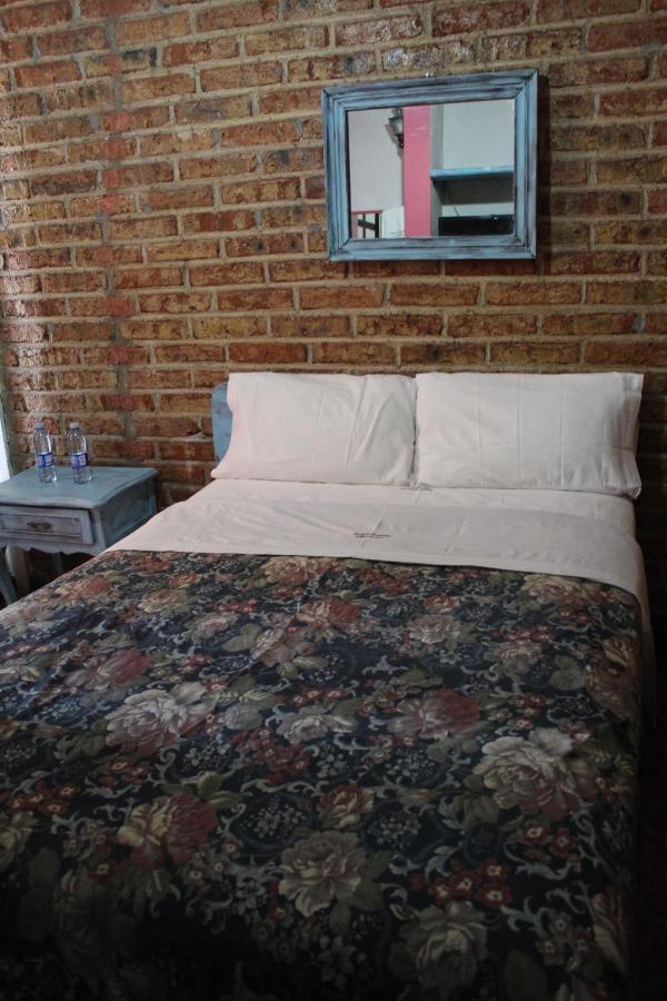 Hotel Posada Chamacuero Comonfort ภายนอก รูปภาพ