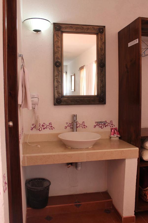 Hotel Posada Chamacuero Comonfort ภายนอก รูปภาพ